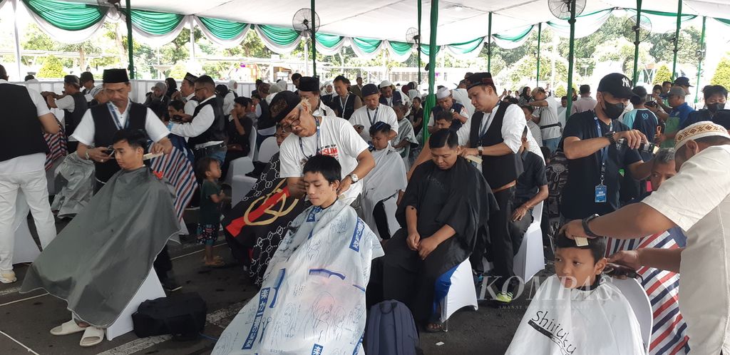 Ribuan warga antusias mengikuti potong rambut gratis yang menjadi bagian dari Festival Ramadhan 2024 di Masjid Al Akbar Surabaya, Kota Surabaya, Jawa Timur, Senin (11/3/2024).