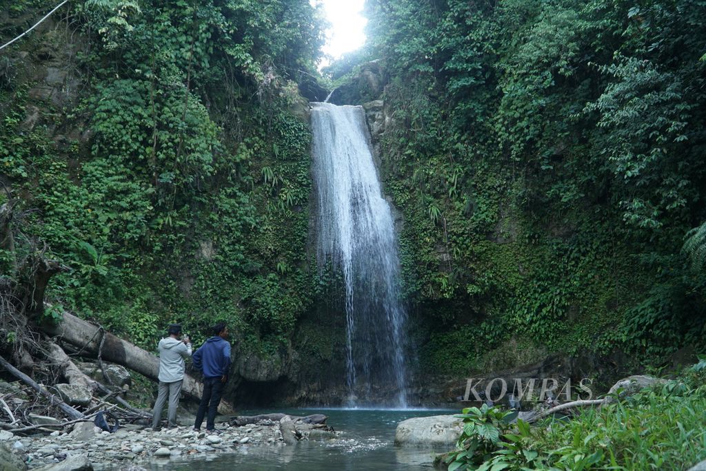 Pengunjung menikmati keindahan Air Terjun Kulukubuk di Dusun Kulukubuk, Desa Madobag, Kecamatan Siberut Selatan, Kepulauan Mentawai, Sumatera Barat, Kamis (28/9/2023). 