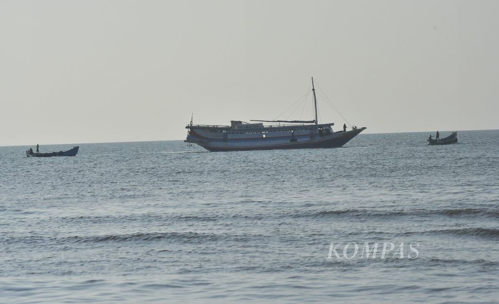 Kapal yang memuat penumpang dari Pulau Raas tiba di Pelabuhan Jangkar, Situbondo, Jawa Timur, Rabu (31/5/2023). Walau pelabuhan kecil, Pelabuhan Jangkar berperan penting sebagai jalur logistik bagi masyarakat kepulauan di Kabupaten Sumenep, seperti Raas dan Sapudi.