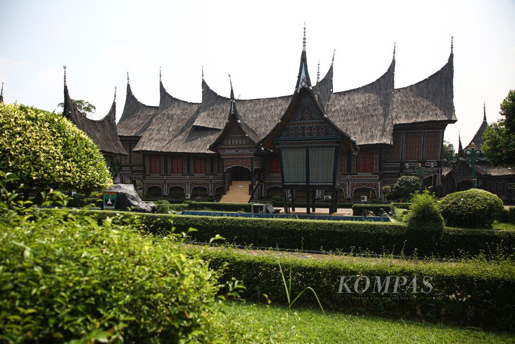 Rumah gadang di Anjungan Sumatera Barat di kompleks Taman Mini Indonesia Indah, Jakarta, tampak lengang, Selasa (6/7/2021). 
