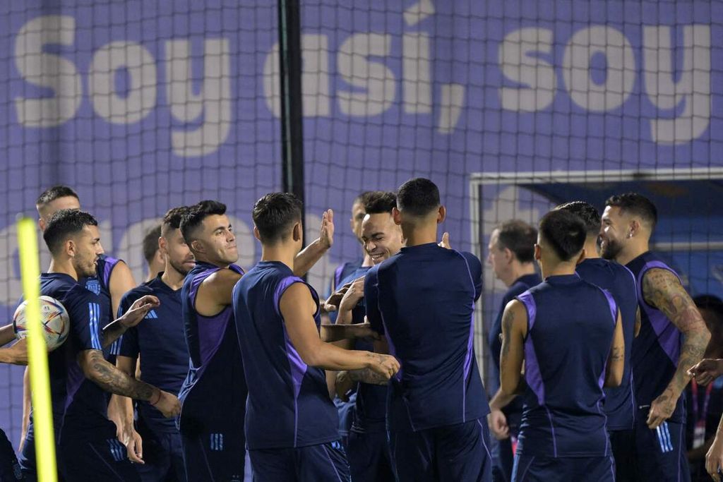 Para pemain Argentina bercanda selama sesi latihan di lapangan Universitas Qatar, Doha Jumat (2/12/2022). Latihan digelar untuk menghadapi Australia. 