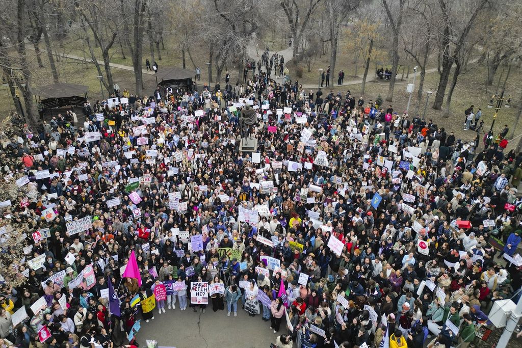 Para perempuan berkumpul dalam unjuk rasa memperingati Hari Perempuan Internasional di Almaty, Kazakhstan, 8 Maret 2023. Mereka menuntut pengesahan undang-undang tentang kekerasan dalam rumah tangga. Hari Perempuan Internasional pada 8 Maret adalah hari libur resmi di Kazakhstan. 