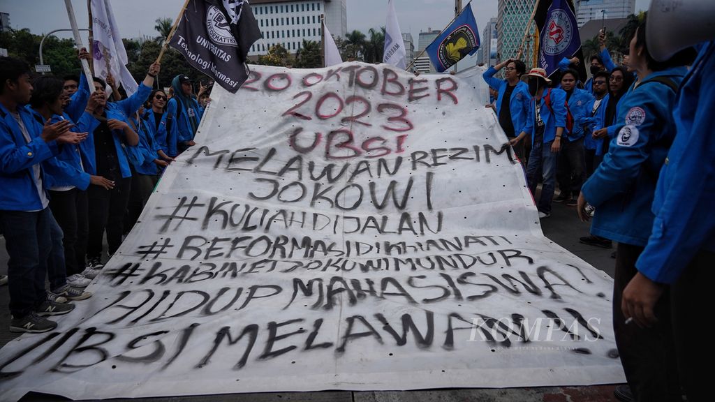 Spanduk raksasa yang dibawa ratusan mahasiswa dari Badan Eksekutif Mahasiswa saat unjuk rasa menolak putusan Mahkamah Konstitusi di kawasan Patung Kuda Arjuna Wijaya, Jakarta, Jumat (20/10/2023). 