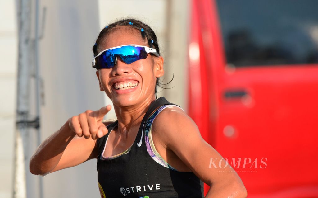 Atlet lari Odekta Elvina Naibaho tersenyum saat mengikuti ajang Semarang 10K Powered by Isoplus di Kota Semarang, Jawa Tengah, Minggu (18/12/2022). 