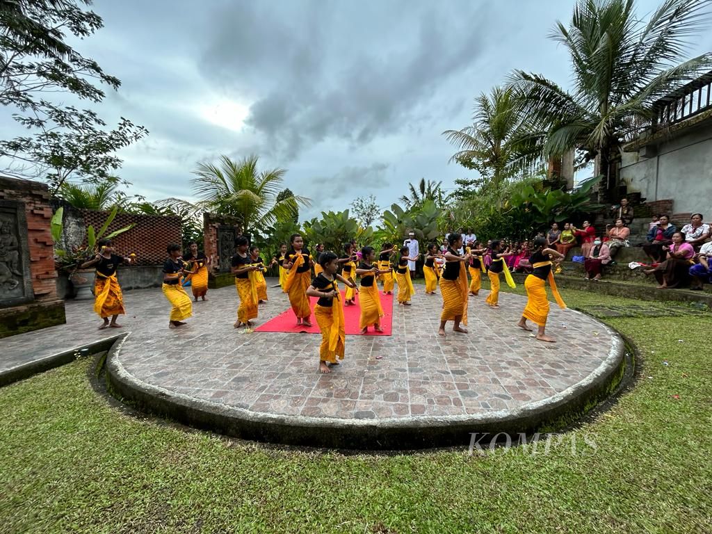 Puluhan anak menari di Di Jero Tumbuk, Banjar Dinas Santi, Kabupaten Karangasem, Bali, Senin (6/3/2023) sore saat menuju bulan purnama penuh.