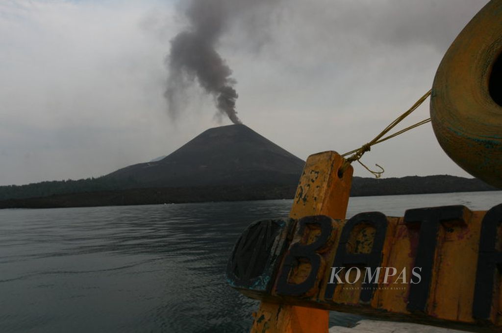Gunung Anak Krakatau mengeluarkan asap, Sabtu (24/7/2010).