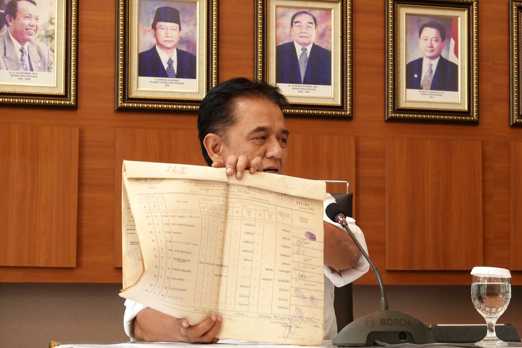 Kuasa hukum dari kantor hukum Assegaf Hamzah & Partners (AHP), Chandra Hamzah, menunjukkan dokumen pembebasan lahan areal Gelora Bung Karno di Gedung Kementerian Sekretariat Negara, Jakarta, Kamis (25/5/2023). 