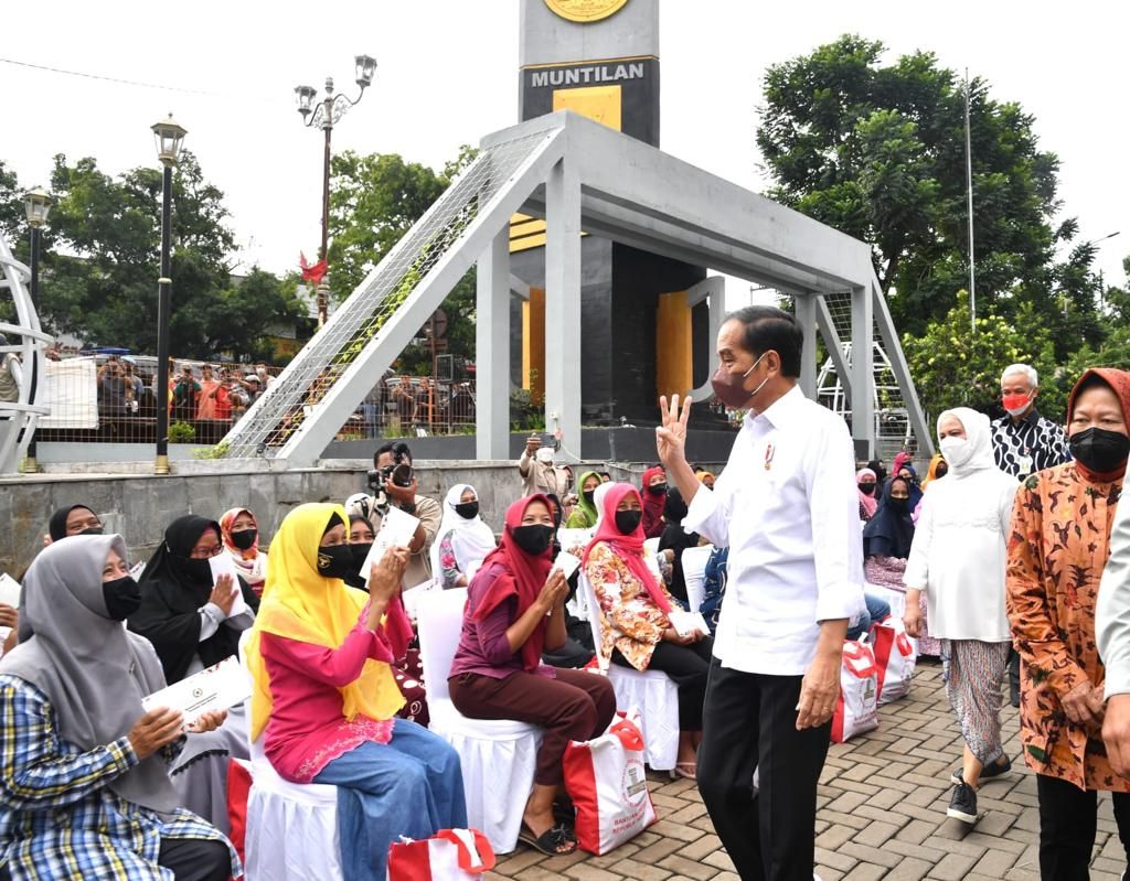 Presiden Joko Widodo menyapa warga dalam kegiatan pembagian bantuan seusai berkeliling Pasar Muntilan di Kabupaten Magelang, Provinsi Jawa Tengah, Sabtu (21/5).