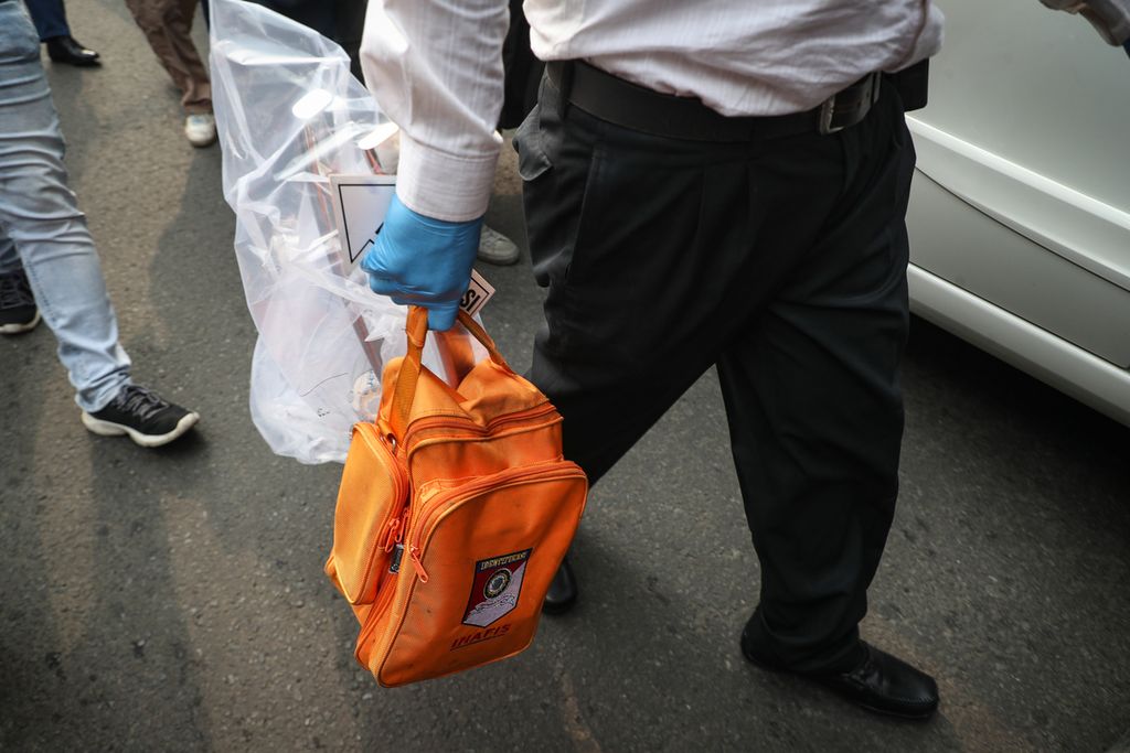 Anggota Inafis membawa barang bukti dari lokasi penembakan di kantor Majelis Ulama Indonesia, Jakarta, Selasa (2/5/2023). Peristiwa penembakan terjadi di kantor MUI dan melukai satu orang yang tertembak di bagian punggung serta dua orang lain yang terkena pecahan kaca. 