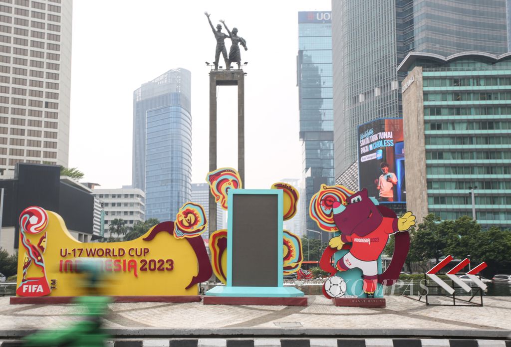 Dekorasi untuk menyemarakkan perhelatan Piala Dunia U-17 menghiasi kawasan Bundaran Hotel Indonesia, Jakarta Pusat, Rabu (8/11/2023). Indonesia akan menjadi tuan rumah turnamen sepak bola yunior yang akan berlangsung pda 10 November hingga 2 Desember mendatang. Setidaknya 23 negara akan berlaga dalam kompetisi itu. Untuk pertama kalinya dalam sejarah, Indonesia bertanding di ajang Piala Dunia di bawah 17 tahun. 