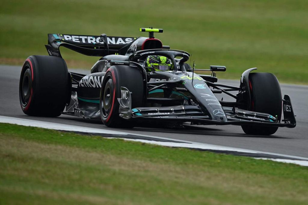 Pebalap Mercedes, Lewis Hamilton, menjalani sesi kualifikasi Grand Prix Inggris di Sirkuit Silverstone, Sabtu (8/7/2023). 