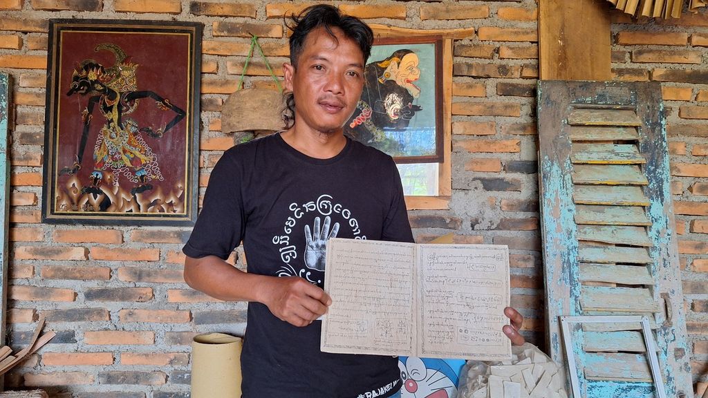 Kardono (41), salah satu pelestari naskah kuno dan daluang atau kertas tradisional di Desa Mekarjaya, Indramayu, Jawa Barat, Selasa (14/5/2024).