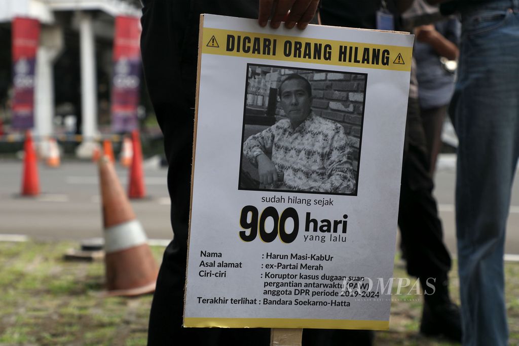 Poster yang dibawa aktivis Indonesia Corruption Watch (ICW) saat aksi untuk memperingati 900 hari hilangnya Harun Masiku di depan Gedung Komisi Pemberantasan Korupsi (KPK), Jakarta, Selasa (28/6/2022). 
