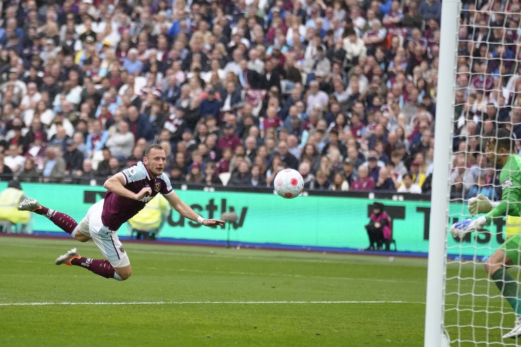 Pemain West Ham salah mengantisipasi bola dan mencetak gol bunuh diri ke gawangnya saat melawan Manchester City pada laga Liga Inggris di Stadion London, Minggu (15/5/2022). Laga berakhir imbang 2-2. 
