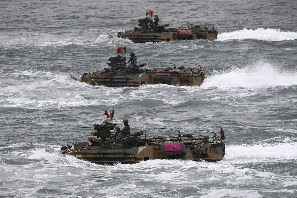 Kendaraan amfibi Korea Selatan mengikuti latihan militer Incheon Landing Operations Commemoration ke-73 di Incheon, Korea Selatan, 15 September 2023.