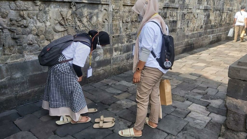 Uji coba pemakaian sandal oleh peserta pelatihan pembuatan sandal dan Balai Konservasi Borobudur, awal Oktober 2021.