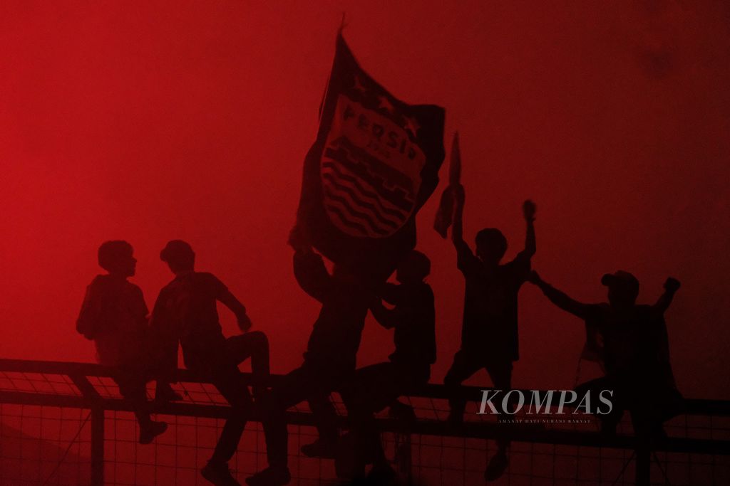 Silhouette of <i>bobotoh</i> celebrating Persib Bandung's title in the BRI Liga 1 event at Siliwangi Stadium, Bandung, after beating Madura United in the second match of the <i>championship series</i> at Gelora Bangkalan Stadium, Madura, Friday (31/5/2024). 