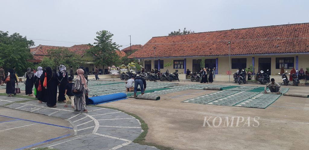 Sejumlah warga membersihkan area Pondok Pesantren Cadangpinggan, Kabupaten Indramayu, Jawa Barat, Rabu (17/1/2024). Ribuan warga turut menghadiri pemakaman KH Abdul Syakur Yasin, pengasuh Ponpes Cadangpinggan, yang wafat pada Rabu dini hari.