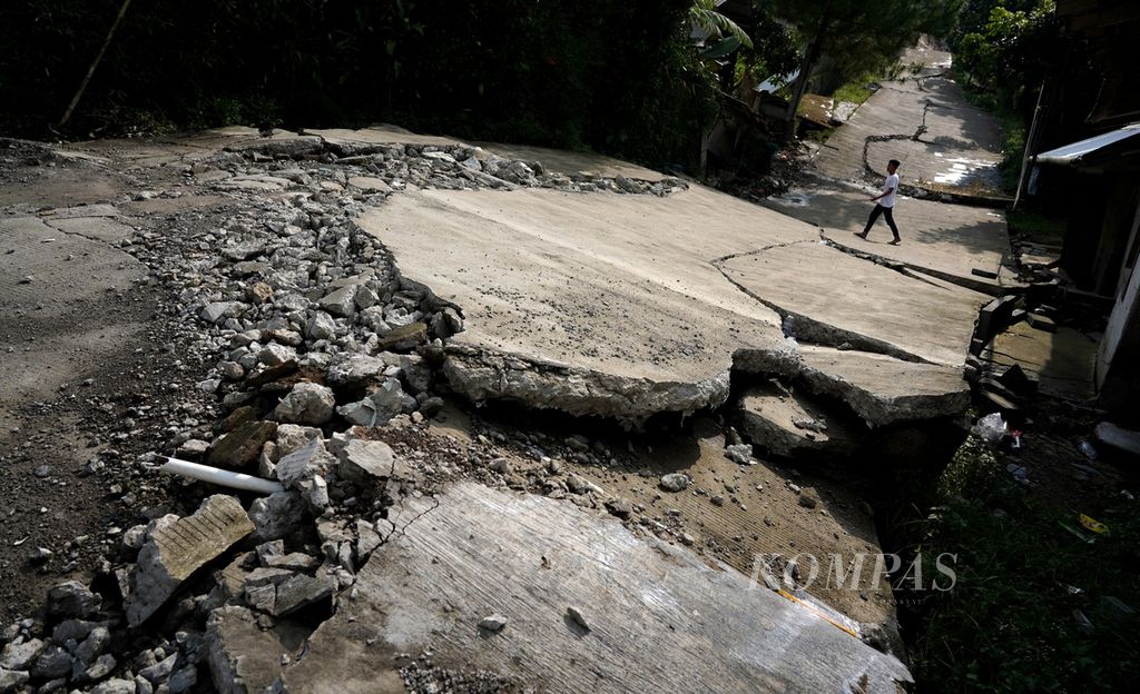 Kondisi jalan Kampung Curug, Desa Bojong Koneng, Kecamatan Babakan Madang, Kabupaten Bogor, Jawa Barat, yang rusak akibat tanah bergerak, Rabu (21/9/2022). 