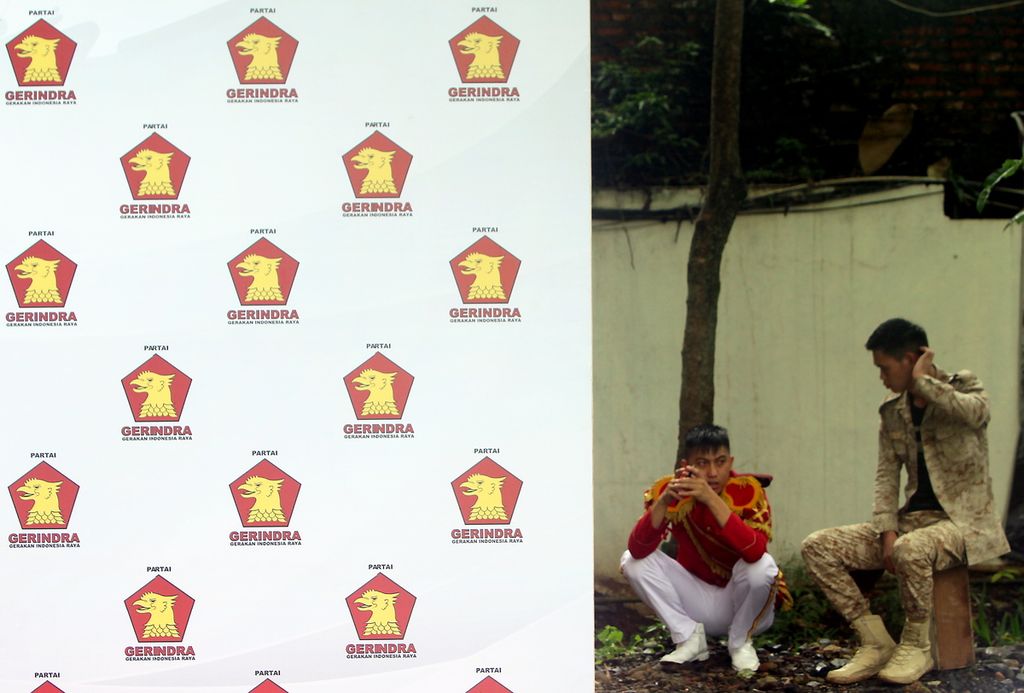 Peserta upacara penyambutan petinggi Partai Gerindra beristirahat. Selanjutnya, Ketua Dewan Pembina Partai Gerindra Prabowo Subianto menyampaikan pengarahan dalam peringatan HUT Ke-12 Partai Gerindra di Kantor DPP Partai Gerindra, Jakarta Selatan, Kamis (6/2/2020). 