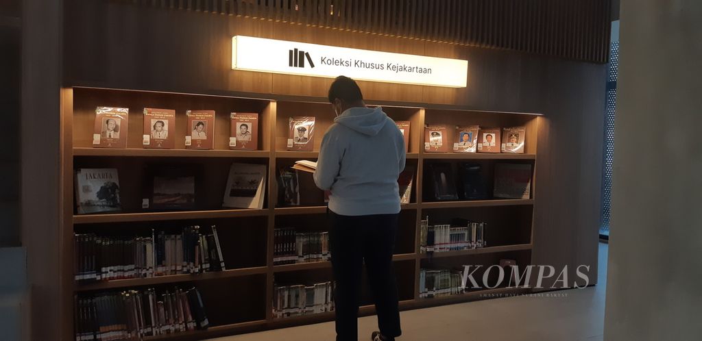 Seorang pemustaka sedang membaca buku di area Koleksi Khusus Kejakartaan, di Perpustakaan Jakarta, Taman Ismail Marzuki, Cikini, Jakarta Pusat, Senin (29/8/2022).