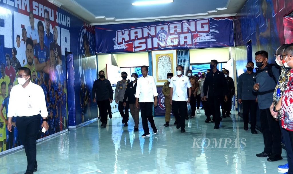 President Joko Widodo saw firsthand the conditions at the Kanjuruhan Stadium, Malang Regency, on  Wednesday (5/10/2022).