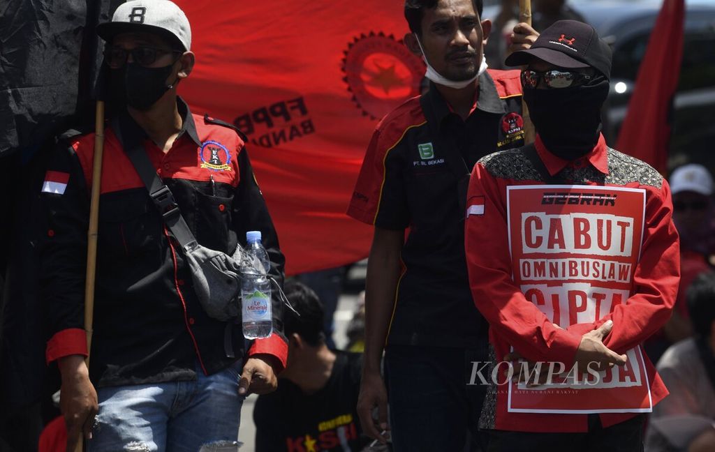 Elemen buruh yang tergabung dalam Gerakan Buruh Bersama Rakyat menggelar aksi penolakan Perppu Cipta Kerja di depan Gedung DPR, Senayan, Jakarta, Selasa (10/1/2023). 