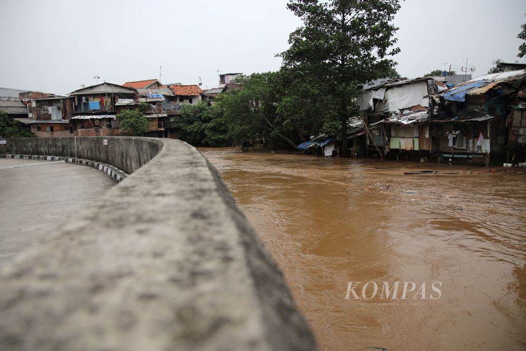 Sungai Ciliwung pada sisi Kampung Melayu belum dibangun turap atau tanggul sungai, sedangkan di sisi Bukit Duri sudah ada turapnya, Senin (10/10/2022). 
