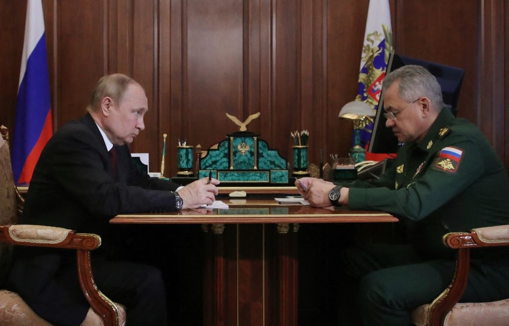 Presiden Rusia Vladimir Putin bertemu dengan Menteri Pertahanan Sergei Shoigu, di Kremlin, Moskwa, Senin (4/7/2022). 