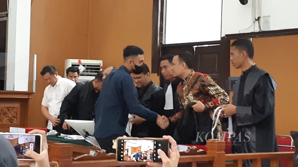 Mario Dandy Satrio, terdakwa penganiayaan berat terhadap Cristalino David Ozora, bersalaman dengan tim kuasa hukumnya seusai sidang pembacaan nota pembelaan di Pengadilan Negeri Jakarta Selatan, Jakarta, Selasa (22/8/2023).