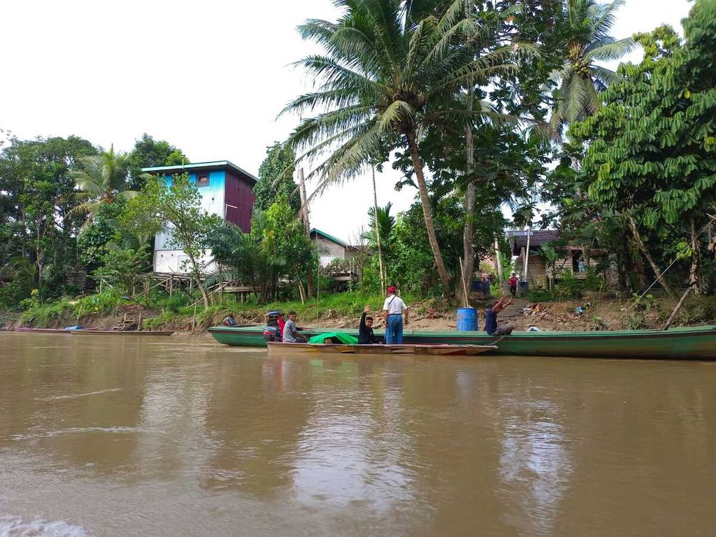 Salah satu jalur yang dilintasi para calong anggota legislatif di Kabupaten Ketapang, Kalimantan Barat, saat kampanye Pemilu 2024.