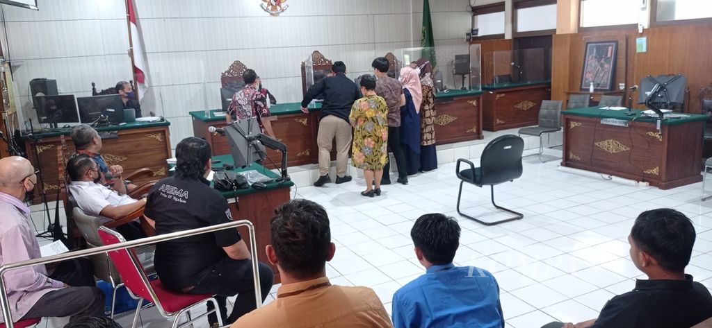 Sidang gugatan perdata korban Tragedi Kanjuruhan mulai digelar di Pengadilan Negeri Malang, Selasa (10/1/2023). Namun, karena hanya dua dari delapan tergugat yang hadir, majelis hakim pun menunda sidang selama dua minggu.