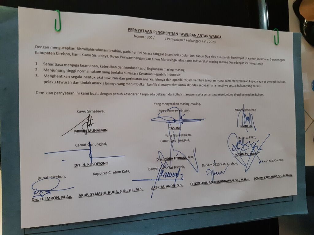 Potret surat pernyataan dari sejumlah pihak untuk mencegah tawuran antarpemuda yang kerap terjadi di Kabupaten Cirebon, Jawa Barat. Para pihak bersepakat setelah bertemu di Kantor Camat Suranenggala, Cirebon, Selasa (16/6/2020).
