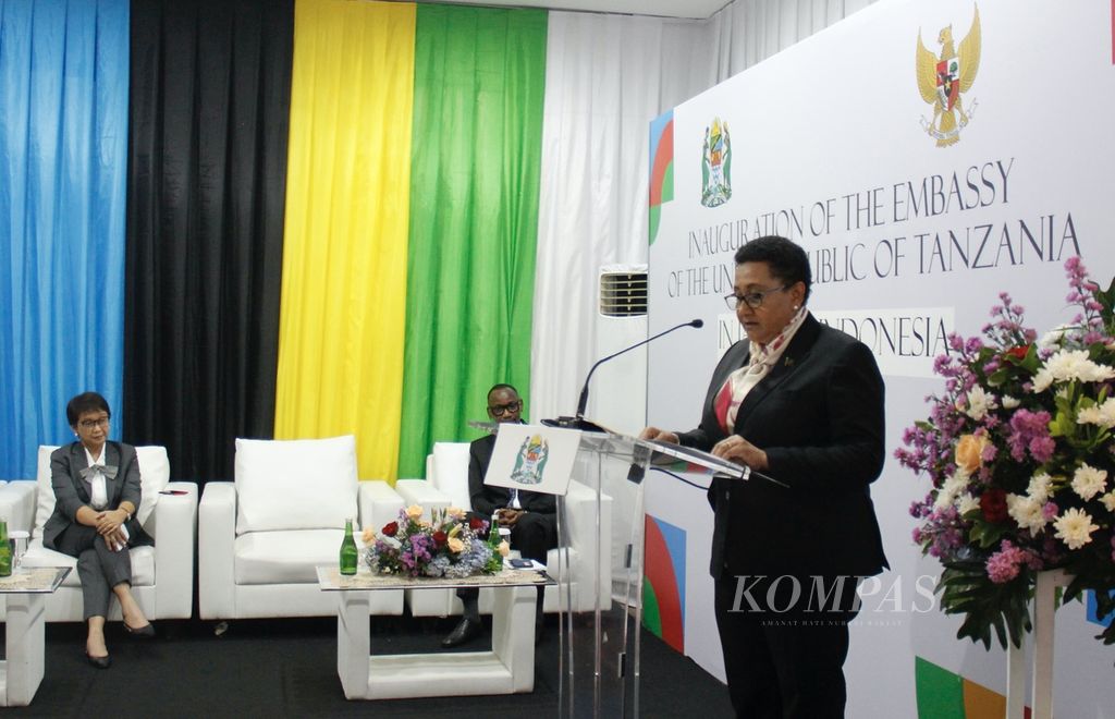 Indonesian Foreign Minister Retno Marsudi (left) attended the inauguration of the Tanzanian Embassy in Jakarta on Thursday (22/6/2023), alongside Tanzanian Foreign Minister Stergomena Tax. Tanzania is one of Indonesia's important trading partners with countries along the East coast of Africa.