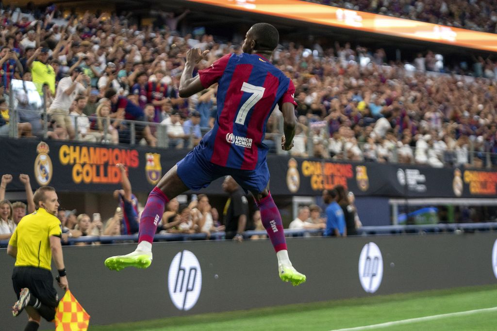 Pemain sayap Barcelona, Ousmane Dembele, melakukan selebrasi setelah mencetak gol dalam pertandingan persahabatan antara Barcelona dan Real Madrid di Stadion AT&T, Arlington, Texas, Amerika Serikat, Sabtu (29/7/2023). 