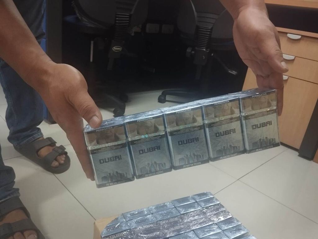 Rokok merek Dubai yang dibeli <i>Kompas</i> dari Kampung Robayan, Jepara, pada Selasa (6/8/2024).