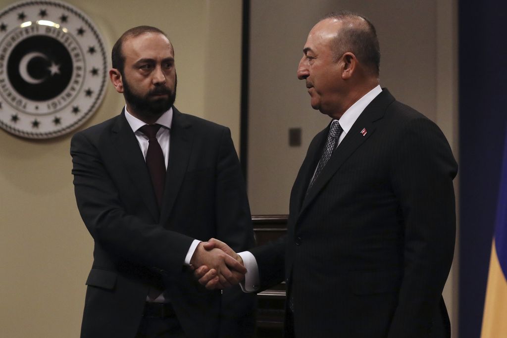 Menteri Luar Negeri Turki Mevlut Cavusoglu (kanan) berjabat tangan dengan Menlu Armenia Ararat Mirzoyan seusai menggelar konferensi pers bersama di Ankara, Turki, Rabu (15/2/2023). 