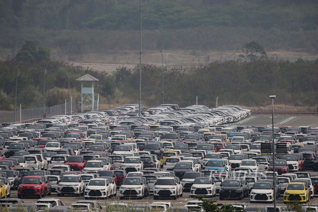 Deretan mobil yang selesai diproduksi di Pabrik Toyota Astra Motor, Kecamatan Telukjambe Barat, Kabupaten Karawang, Jawa Barat, Kamis (9/11/2023). Berdasarkan data Gabungan Industri Kendaraan Bermotor Indonesia (Gaikindo), ekspor mobil <i>completely built up</i> (CBU) mencapai 337.312 unit sepanjang Januari-Agustus 2023. Angka tersebut naik 18 persen dibandingkan periode yang sama pada lalu, yakni sebanyak 285.933 unit. 