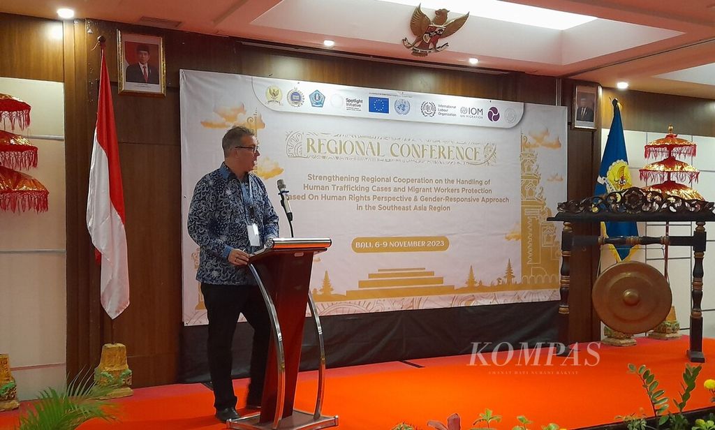 Chief of Mission IOM Indonesia Jeffrey Labovitz menyampaikan sambutan dalam pembukaan konferensi regional di Kuta, Badung, Selasa (7/11/2023).