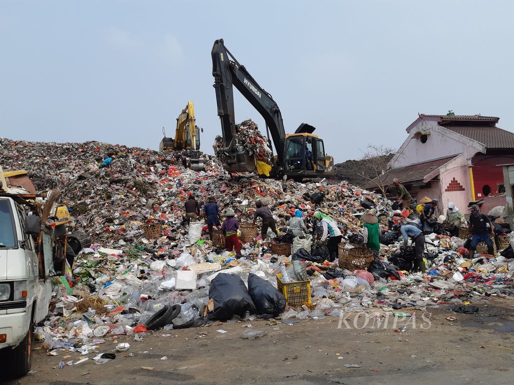 Sejumlah pemulung mencari barang berharga di tengah tumpukan sampah di Tempat Pemrosesan Akhir (TPA) Rawa Kucing, Kecamatan Neglasari, Kota Tangerang, Selasa (24/10/2023). 
