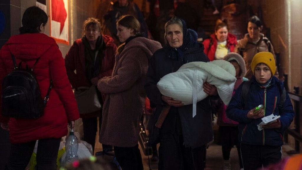 Warga yang mengungsi karena perang di Ukraina meninggalkan stasiun kereta api Przemysl di Przemysl, Polandia, Selasa (15/3/2022). Upaya untuk membawa warga sipil ke tempat yang aman dan memberikan bantuan sedang berlangsung di wilayah Ukraina. Selama satu hari terakhir, sekitar 28.000 warga sipil dapat melarikan diri dari pertempuran di sepanjang sembilan koridor kemanusiaan. 