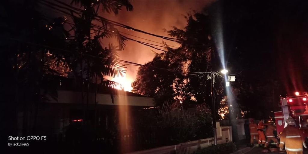 Salah satu rumah warga di Jalan Kemang Timur, Kelurahan Bangka, Jakarta Selatan, ludes terbakar pada Senin (12/8/2019) dini hari. Kebakaran disebabkan kebocoran gas.