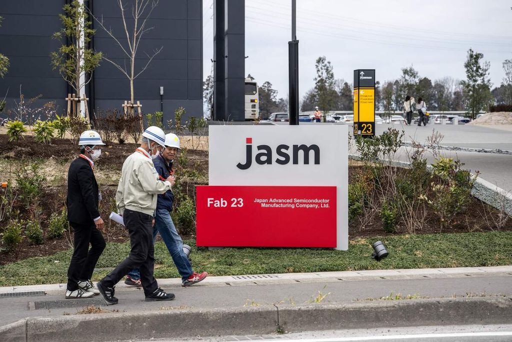Pekerja di pabrik  Japan Advanced Semiconductor Manufacturing Company (JASM) di Kumamoto, Jepang, pada Februari 2024.