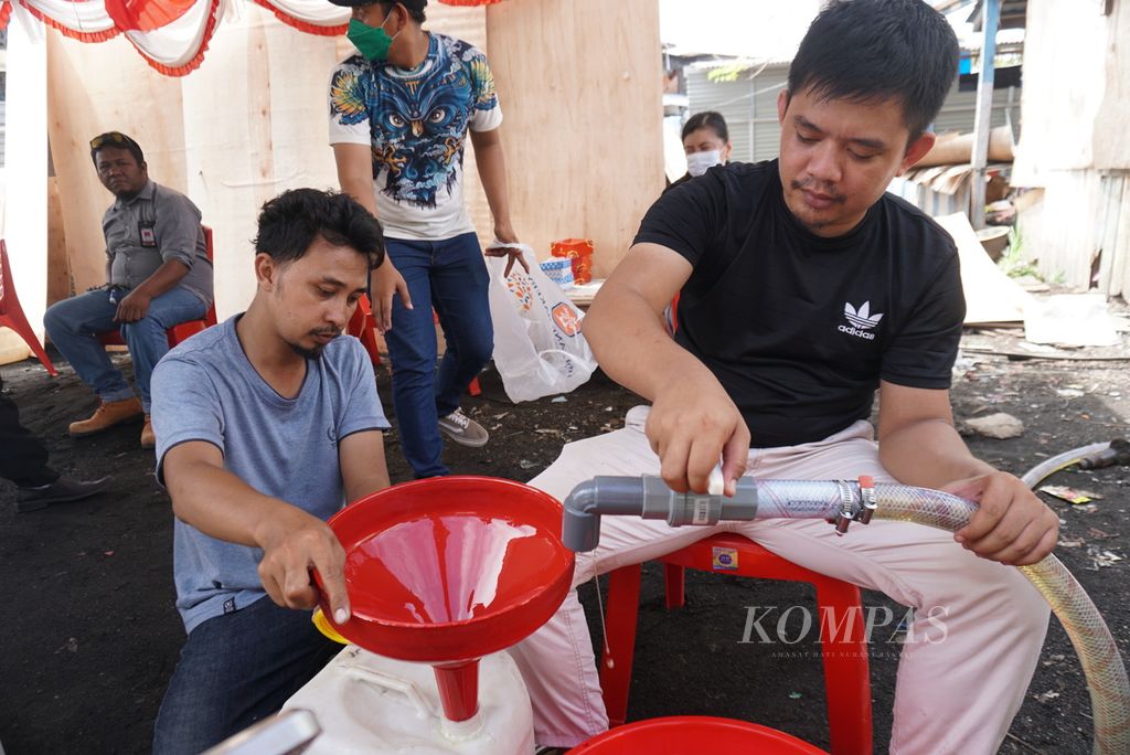 Petugas mengisi jeriken dengan minyak goreng curah di Pasar Bersehati, Kelurahan Calaca, Manado, Sulawesi Utara, Kamis (28/4/2022). Stok minyak goreng di Sulawesi Utara kini mencapai 688 ton.