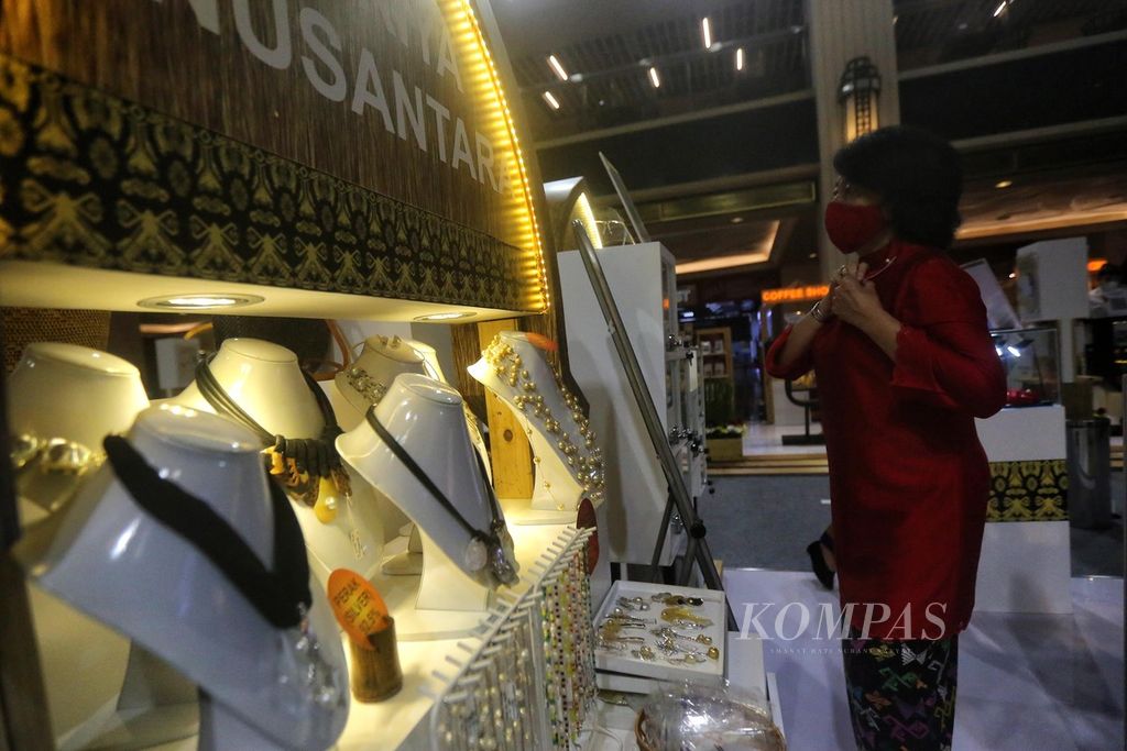 UMKM perhiasan berbahan mutiara mengikuti pameran produk unggulan usaha mikro, kecil, dan menengah (UMKM) BaliNusra (Bali, Nusa Tenggara) di Mal Grand Indonesia, Jakarta, Kamis (25/3/2021). 