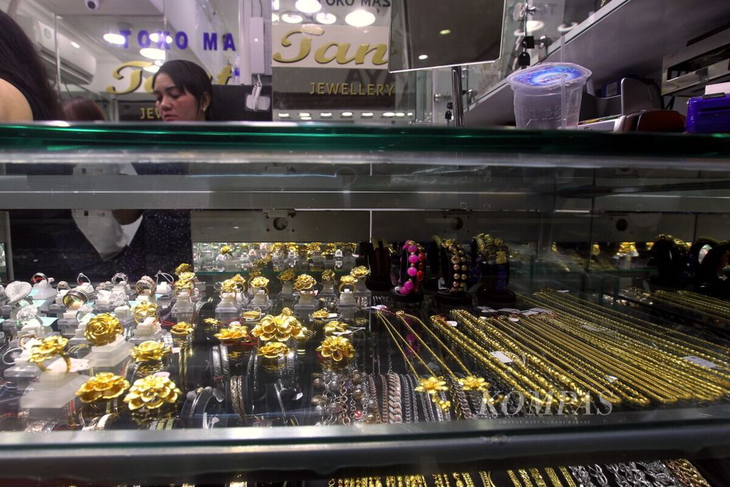 Karyawan melayani konsumen memilih perhiasan di salah satu toko emas di Cikini Gold Center, Jakarta, Kamis (4/7/2019). Penjualan emas saat ini menurun, salah satunya disebabkan penurunan daya beli masyarakat. 