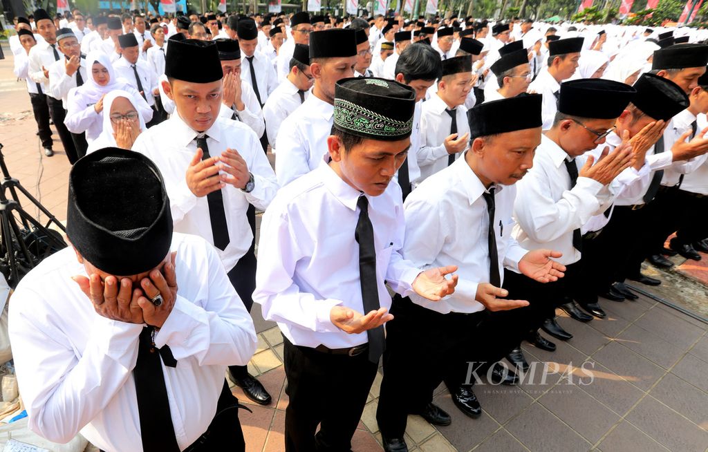 Sejumlah guru honorer memanjatkan doa saat upacara pelantikan di halaman Balai Kota DKI Jakarta, Gambir, Jakarta Pusat, Jumat (28/7/2023). Sebanyak 5.846 guru dilantik sebagai Pegawai Pemerintah dengan Perjanjian Kerja (PPPK) di lingkungan kerja DKI Jakarta.
