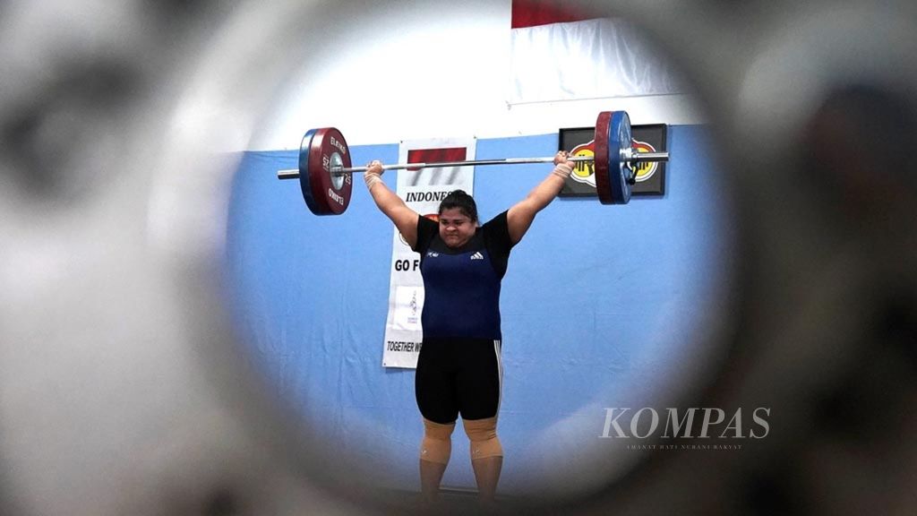 Lifter putri nasional Nurul Akmal mengikuti tes evaluasi latihan para lifter pelatnas PB PABSI di tempat latihan pelatnas PB PABSI di Pangkalan Marinir TNI AL, Jakarta, Jumat (5/4/2019). Para lifter nasional mengikuti tes untuk tolok ukur pencapaian perkembangan latihan dan evaluasi persiapan menuju Sea Games 2019 dan Olimpiade Tokyo 2020.