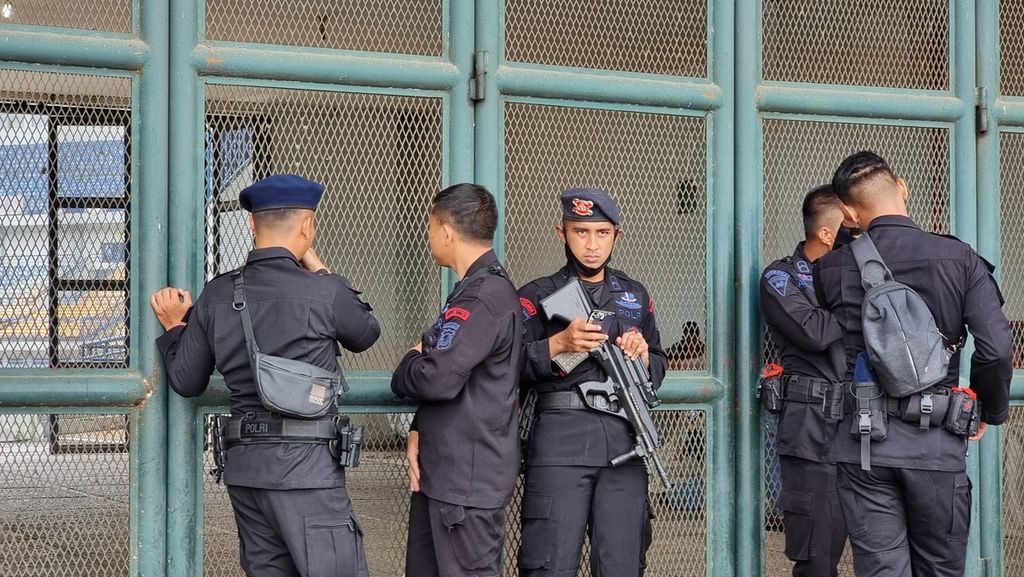 Sejumlah personil bersiaga dengan senjata laras panjang di Stadion Gelora Bandung Lautan Api, Kota Bandung, Jawa Barat, Minggu (2/10/2022).