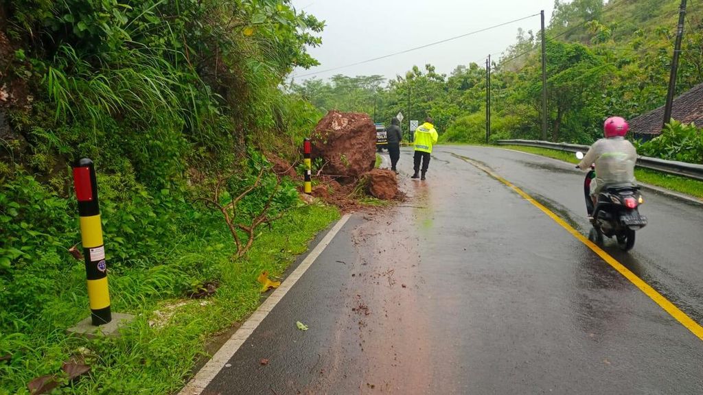 Tingginya intensitas hujan memicu terjadi bencana alam banjir dan tanah longsor di sejumlah lokasi di Kabupaten Gunungkidul, DIY. Segenap warga, baik saat berada di rumah maupun di jalan, diminta untuk terus meningkatkan kesiapsiagaan.
